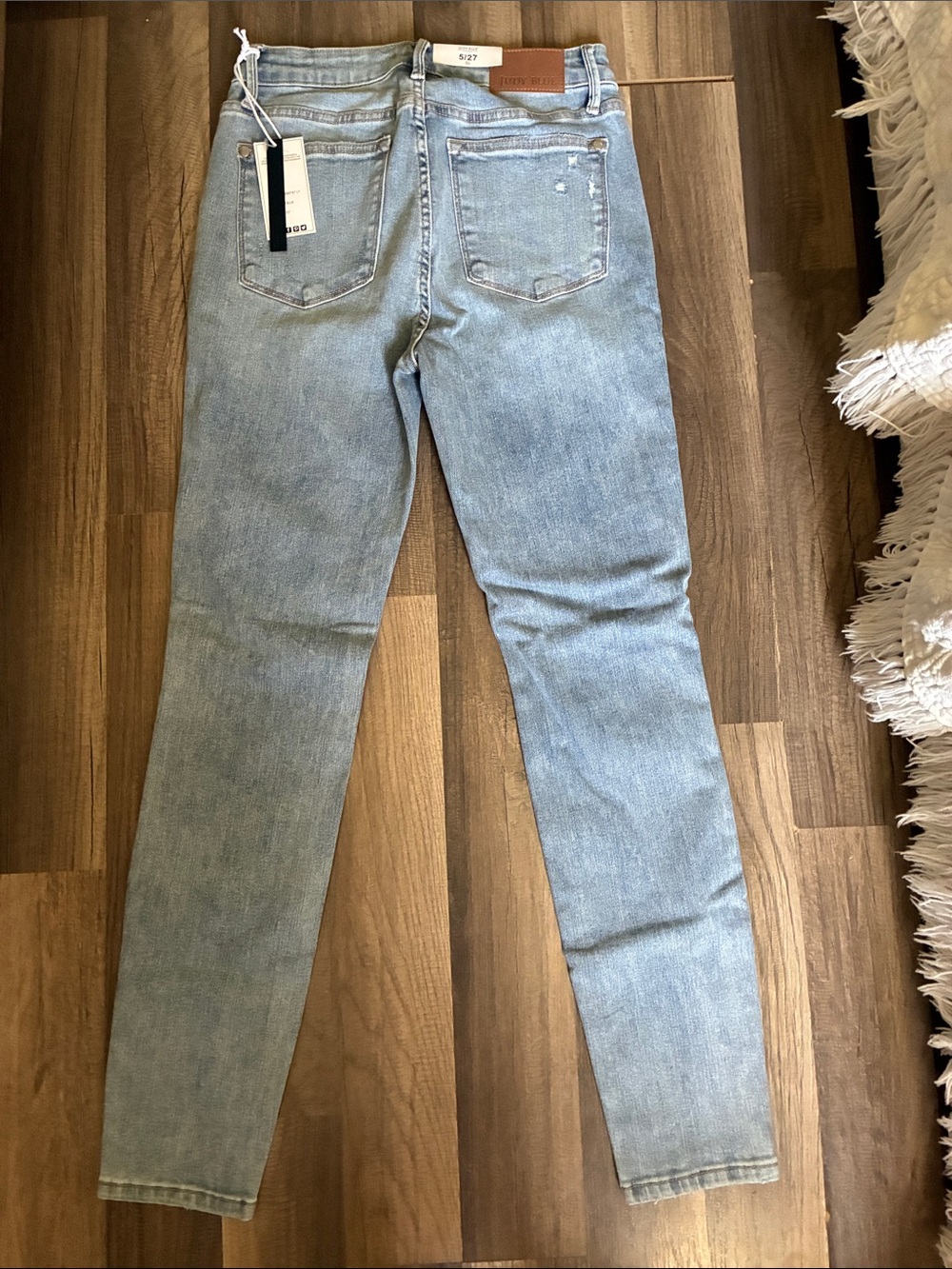 Judy Blue Light Wash Mid-Rise Destroyed Skinny Jeans- NWT- Size 5/27 - Picture 3 of 15